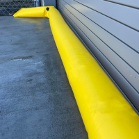 Przejdź do produktu Zapora przeciwpowodziowa PYTON 40cm, 10m CNBOP